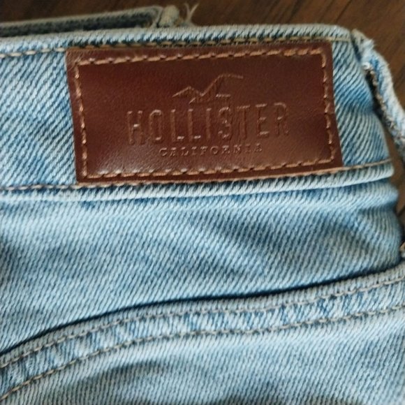Hollister Ultra High-Rise Mom Jean Distressed Light Wash Raw Hem Sz 13R - Picture 8 of 11